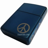 ピースシンボルを刻んだサファイアZIPPO – ピース・オン・ザ・サイド
