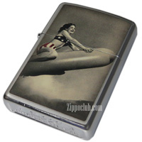 ロケットガールZIPPO – セピアに描かれたノーズアート